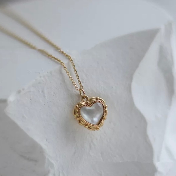 18K PVD Gold Plated Natural Shell Heart Retro Vintage Feel Necklace. - Picture 6 of 9